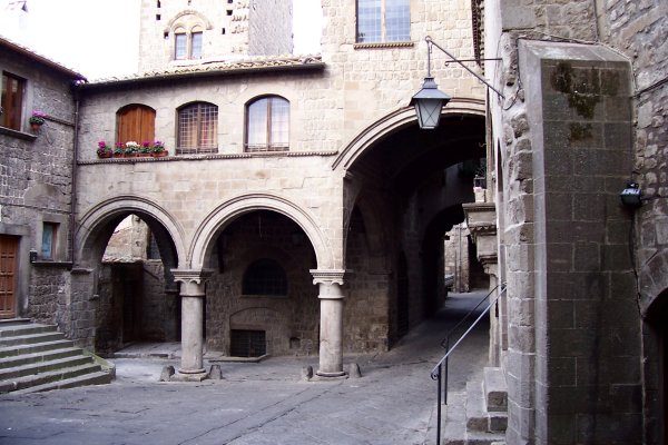 Il Natale che abbaglia e quello che non si vede: Viterbo e la provincia tra scintillii e solitudini